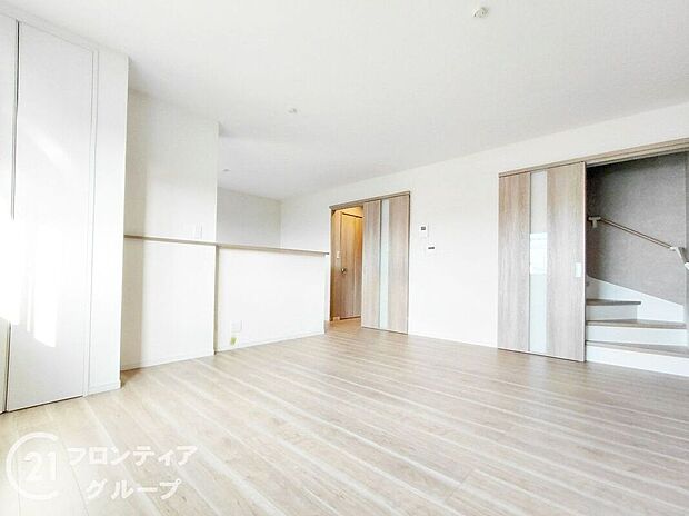 日中はお部屋全体に明るい光が差し込みます。家族団らんの時間をゆったりと過ごせます！