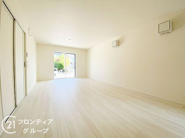 シンプルで美しいデザインのリビングは、お好みのインテリアにコーディネイトしやすく、家族がやすらぐ癒しの空間が作れますね。