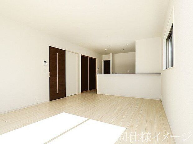 ＼同仕様写真／LDKには大きな窓からたくさんの光が入り、明るく、開放的な空間を演出してくれます。お友達が遊びに来た時も自慢のリビングになりますね！