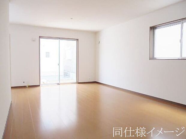 ＼同仕様写真／シンプルで美しいデザインのリビングは、お好みのインテリアにコーディネイトしやすく、家族がやすらぐ癒しの空間が作れますね。