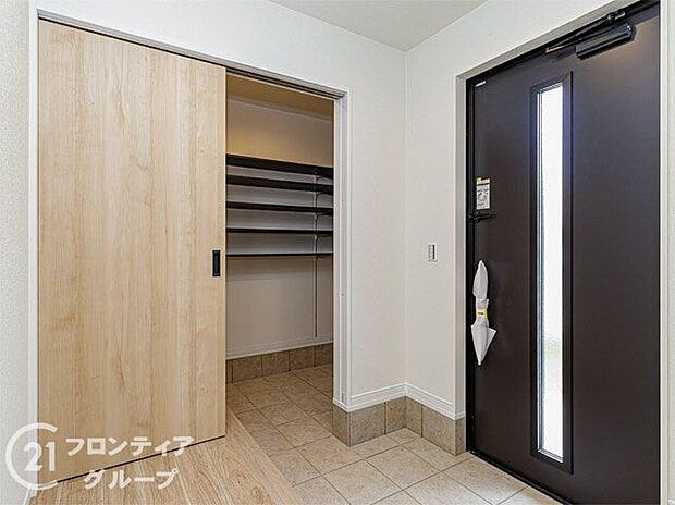 【その他】【施工例／シューズクローク】広いシューズクロークで玄関がすっきり。スノーボード、キャンプ用品などの大型荷物もしまえます。また通り抜けができる為、靴が散らかないのも魅力◎