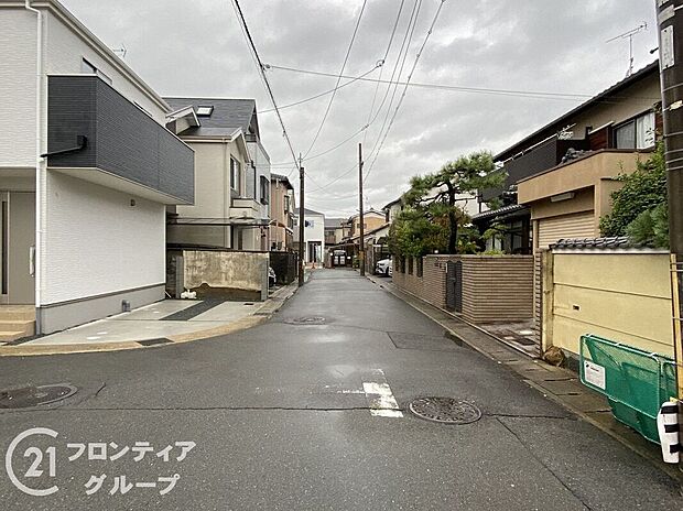 【前面道路含む外観】お家のご質問はお気軽にご相談下さい。