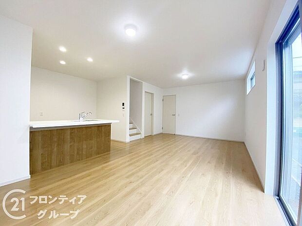 【リビング】オープンな空間が、広々とした印象を与えます。