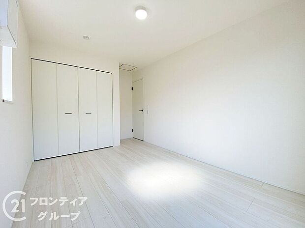 【寝室】こちらのお部屋はバルコニーに面しており、日当たり、通風ともに良好です！お布団などもサッと干せて便利ですね