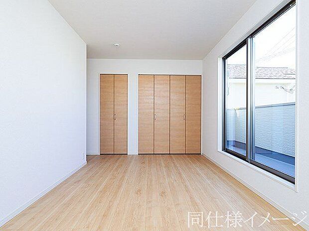 【同仕様画像　（その他内観）】＼同仕様写真／こちらのお部屋はバルコニーに面しており、日当たり、通風ともに良好です！お布団などもサッと干せて便利ですね