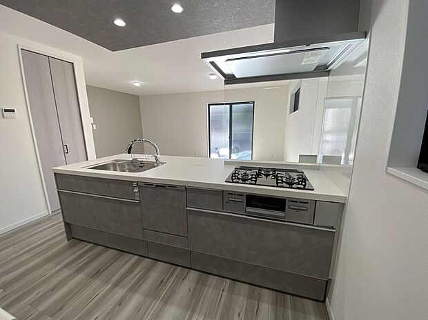 ゆったりとした広さのあるキッチン。ご夫婦で一緒に並んで洗い物できる大きさです。水栓はデザイン性も高く使い勝手の良いと人気のグースネック型を採用。