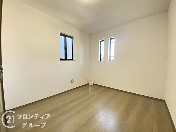 フローリング材には、木目や色調など木材特有の風合いがあり、ナチュラルな美しさで、日々の生活に温もりを与えてくれます。