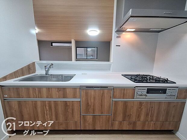 3口コンロ付きのキッチンは、調理の効率が良く、同時に多くの料理を作れる便利で機能的な空間です