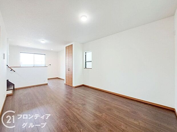 広々14.6帖のリビングです。家具を置いても広々としており、快適にお住まいいただけます。