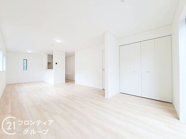 LDKには大きな窓からたくさんの光が入り、明るく、開放的な空間を演出してくれます。お友達が遊びに来た時も自慢のリビングになりますね!