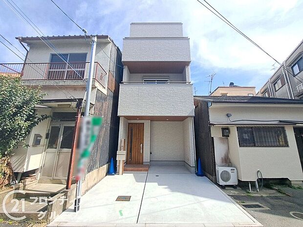 シンプルで洗練された外観が、住む人のセンスを引き立て、日々の生活に彩りを添える新築戸建てです