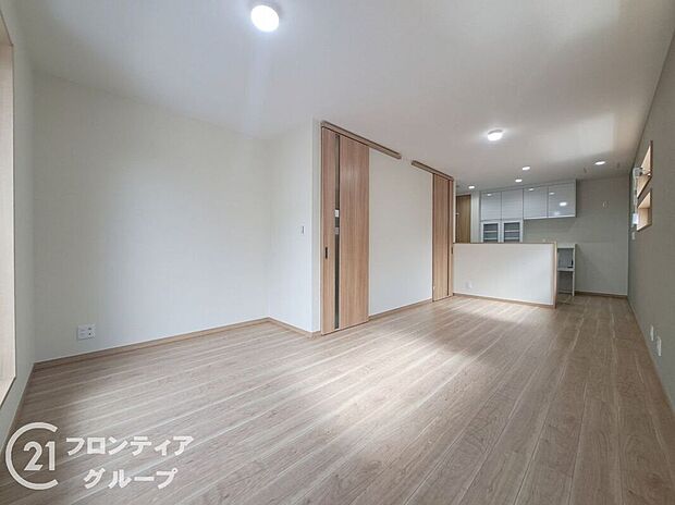 木目調のフローリングは温かみがあり、カウンターキッチンからお部屋の様子を見ながらお料理できますね