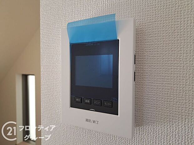 【防犯設備】女性やお子様にも安心のTVモニター付きインターホン！一目で来客を確認できるので、特に小さなお子様をお持ちのご家庭でも安心してお住まい頂ける設備です。