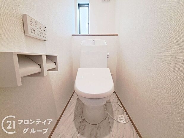 【トイレ】トイレは１階と２階の２カ所に設置！階段を上り下りせずに使用できるので、高齢の方にも安心です！
