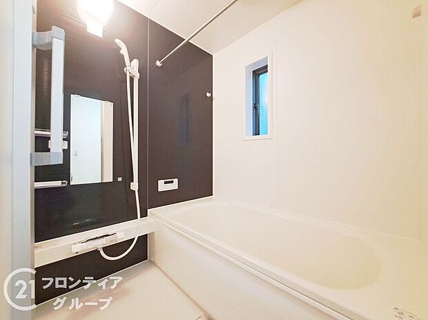 【バス】1坪以上の広々とした浴室には隠れた嬉しい設備がたっぷりついております。お掃除が楽にできたり、節水効果があったりと、バスタイムを快適にお過ごし頂けます!