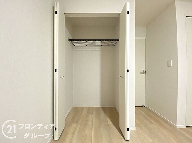 【収納】木目の美しさを際立たせるシンプルデザインのワイドクローゼットはたっぷり収納ができます！