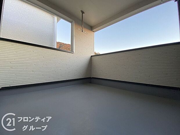 【バルコニー】日当たりの良いバルコニーは、お洗濯が多いときも安心。たくさん干してもカラっと乾きそうです！