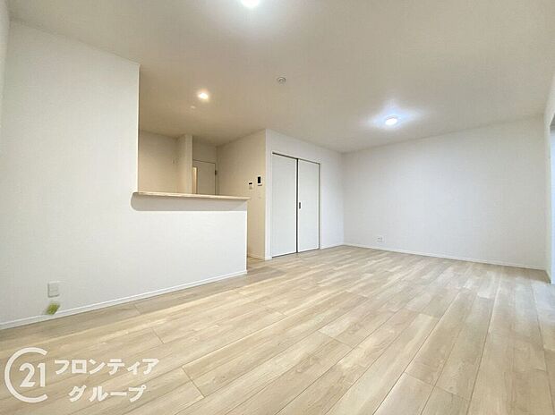 【リビング】LDKには大きな窓からたくさんの光が入り、明るく、開放的な空間を演出してくれます。お友達が遊びに来た時も自慢のリビングになりますね！