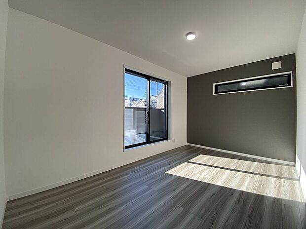 【寝室】洋室には大きな窓があり、自然光がたっぷり入ります。心地よい風が通り抜ける、開放的な空間です。