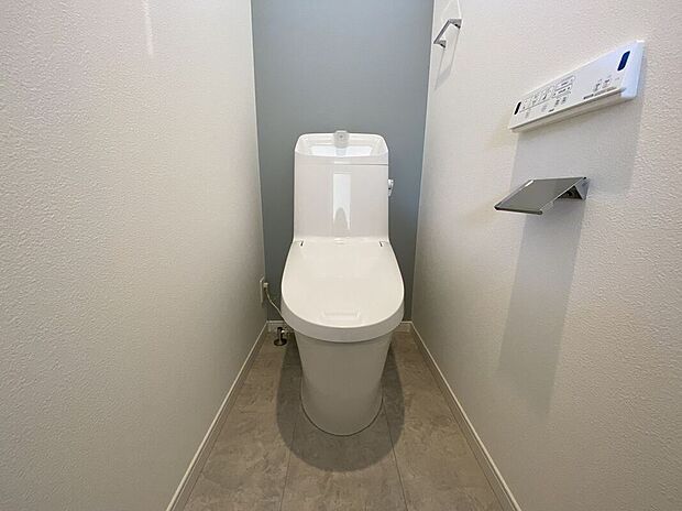 【トイレ】トイレは、清潔感と快適さを兼ね備えた空間です。落ち着いた色合いの内装が、リラックスできる雰囲気を演出しています