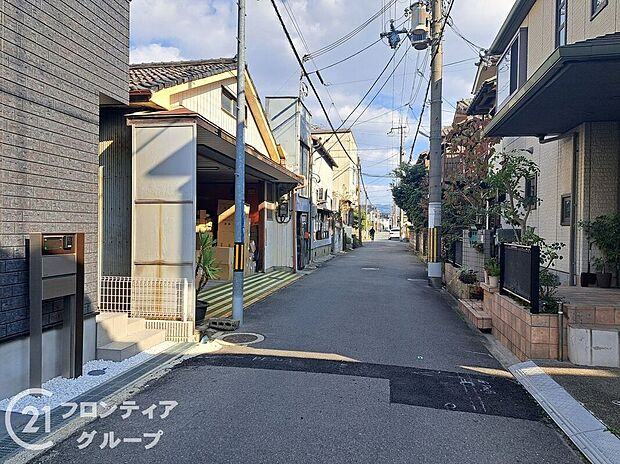 【前面道路含む外観】現地写真更新！現地ご案内とともに住宅ローンのご相談も承ります！実際の道路幅や雰囲気は、ぜひ一緒に現地で確認いたしましょう