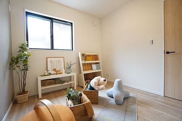 【建物プラン例　（内観写真）】【施工例／洋室】スタイル：カフェナチュラル自然を想像させるアースカラーを使用した爽やかなデザインは、まるでカフェにいるかのような癒されるデザインです。