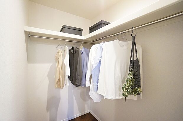 【建物プラン例　（内観写真）】【施工例／ファミリークローゼット】家族全員の衣類や荷物を一箇所にまとめて収納できるファミリークローゼット。洗濯から収納までの家事動線が短くなり、家事の負担が軽減されます。