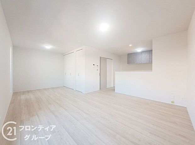 【リビング】リビングは、落ち着いた色合いのフローリングが特徴です。家族の時間を大切にする理想的な空間です。