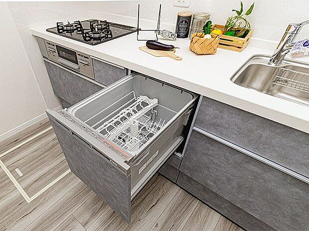 【その他】【施工例／食器洗浄乾燥機】家事の負担を軽減し、他の作業に時間を使えますね。手洗いによる洗剤や水の影響を受けないため、手肌にも優しいです。