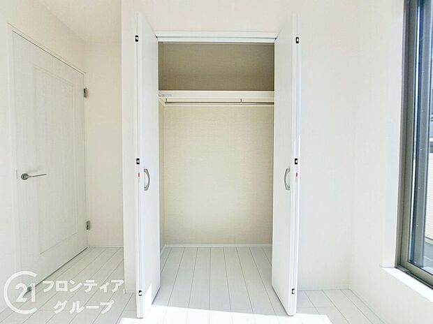 【リビング】広々リビング、人が集まるおもてなし空間を実現できますね!