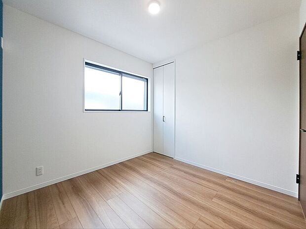 【子供部屋】ドアや窓に設置するセンサーつき。開け閉めを自動で検知し知らせてくれるため自宅の防犯に一役買ってくれます。