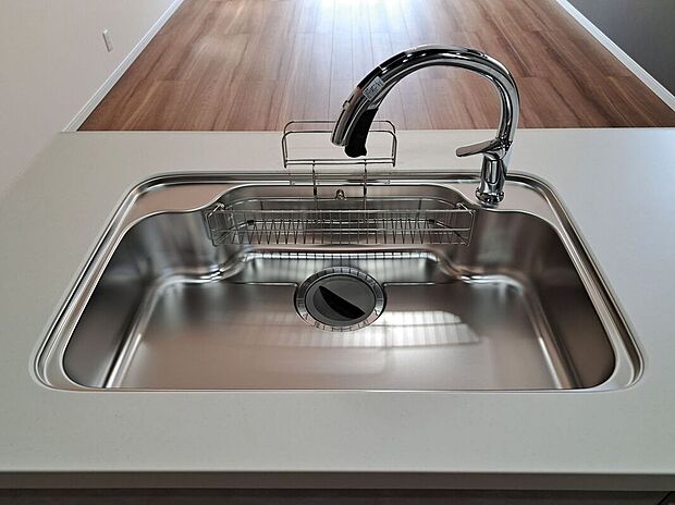 【その他設備】ファミリーサイズのシンクです。大きなサイズなので、大根や葉野菜など大きなお野菜を思いっきり洗えますね。