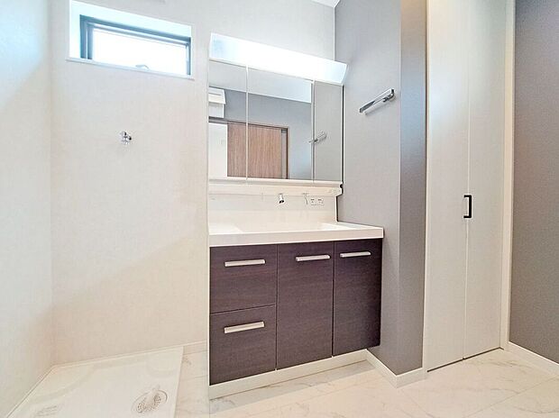 【洗面】シャンプードレッサーには座って身支度できるスペースもあり、お風呂上がりのドライヤーや朝のお化粧も楽々