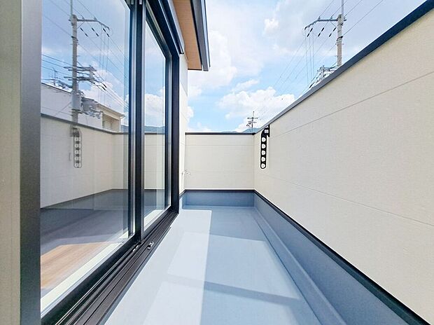 【バルコニー】日当たりの良いバルコニーは、お洗濯が多いときも安心！たくさん干してもカラっと乾きそうです！