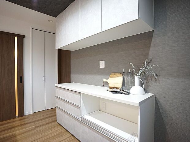 【同仕様画像 (キッチン)】【施工例/カップボード】カップボードは縦に収納スペースを確保できるため、限られたキッチンの床面積を有効に使えます。壁付けの収納なので、食器棚のように地震の際に倒れる心配もありませんね。