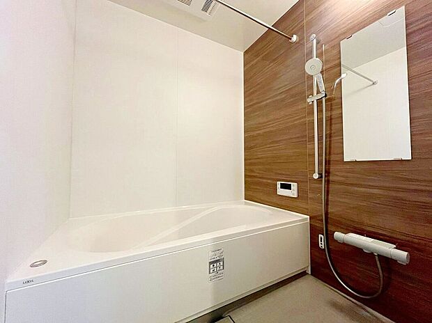 <浴室>IoTで外出先からでも設備を操作可能。お湯張りもアプリ一つで可能なので、帰宅したらすぐにお子様をお風呂に入れるのも可能です。ゆったりとした広さの浴室はお子様と一緒に入っても充分な広さです。