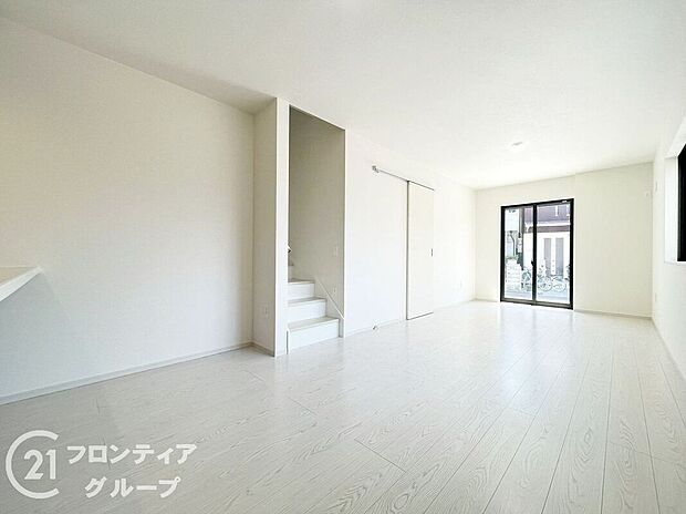 リビングは、家族や友人との時間を楽しむのに最適な広さです。快適な居住空間を提供します。