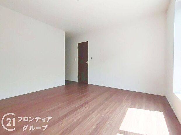 室内はシンプルな仕様となっており、それぞれの好みに合わせたインテリアで、趣味に合わせてレイアウトしやすくなっております。