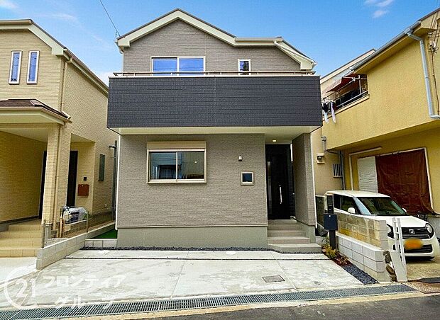 外壁には雨の汚れを浮かして洗い流す、クリーニング機能付きサイディング材を採用しております。自然の力でいつまでも綺麗な外観が保てます！