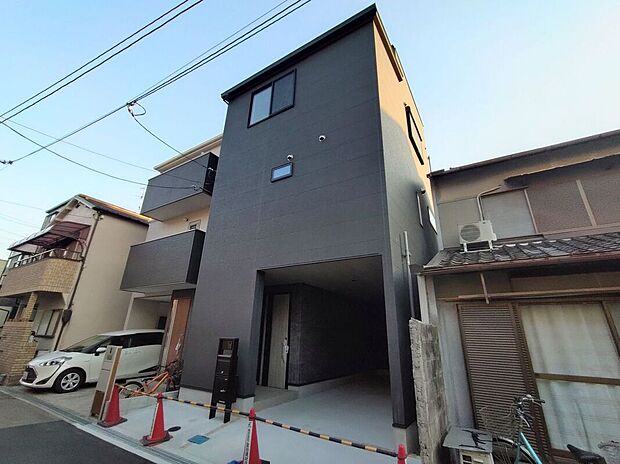 モダンなデザインが魅力の新築戸建てで、スタイリッシュな外観が住む人を引き立て、日々の生活に彩りを添えます