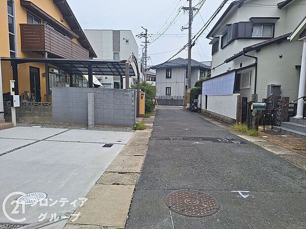 【前面道路含む外観】お家のご質問はお気軽にご相談下さい。
