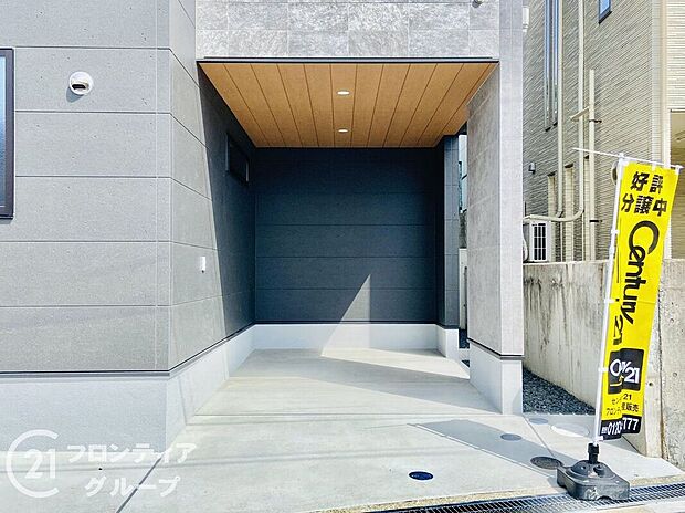 【駐車場】機能的な駐車場で、車の出し入れが簡単に行える設計です