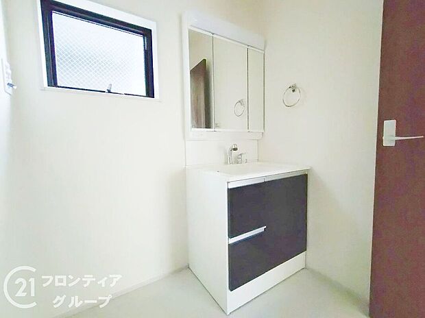 【洗面】曇り止めヒーター付きのミラーキャビネットを採用しております。ミラーの内側がすべて収納スペースになっているので、スタイリング剤や歯ブラシなどの収納に便利ですね。