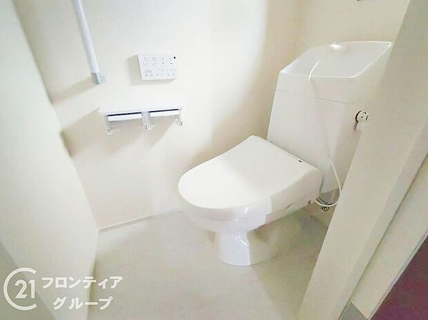 【トイレ】便器にふちがなく、汚れが隠れて見えない部分が極端に少なくなっており、お手入れも楽々!スピーディでパワフルな洗浄力を実現しています!