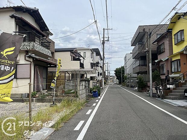 【前面道路含む外観】【現地前道】南側に面した道路は幅員6mと広々!お車の出し入れもしやすいですね