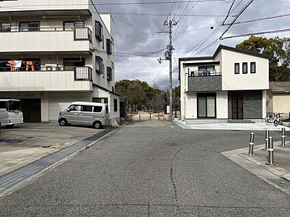 前面道路含む外観