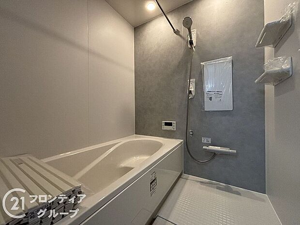 広々としたバスルームで、心地よいリラックスタイムを楽しめます。快適な空間で、日々の疲れを癒す贅沢な時間を提供します。