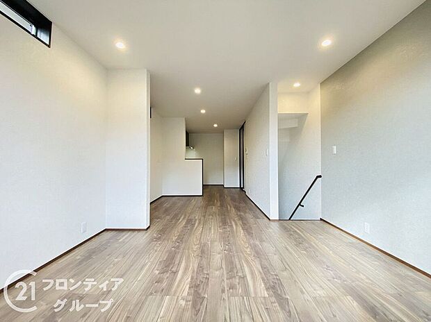 広々としたリビングで、明るい日が差し込みます!家族団らんの時間をゆったりと過ごせます!