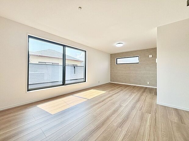 【リビング】広々としたリビングで、明るい日が差し込みます！