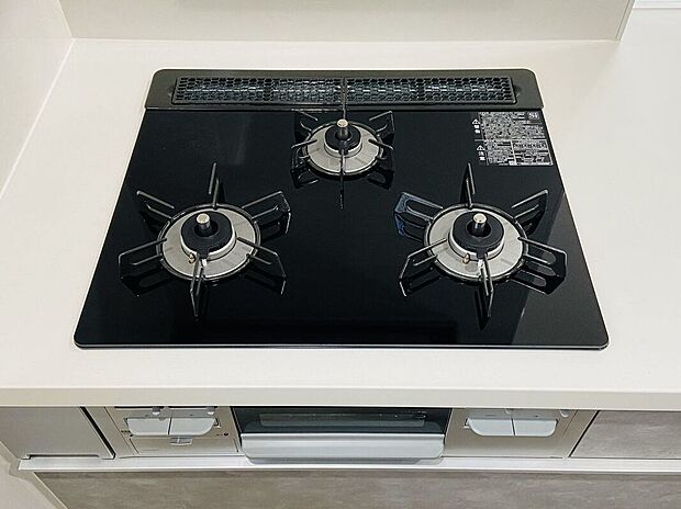 【その他設備】使いやすいコンロを完備したキッチンで、毎日の料理が楽しくなります。火力調整も簡単で、さまざまな料理に対応できます！